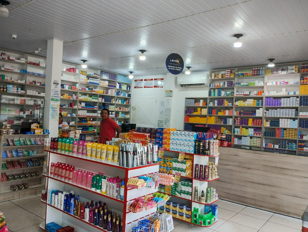 Corredor da Farma Tem mostrando variedade de medicamentos em Boa Vista